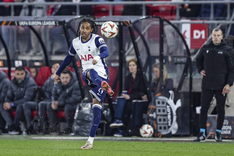 官方：热刺与25岁后卫斯宾塞续签长期合同，他已为球队出战43次