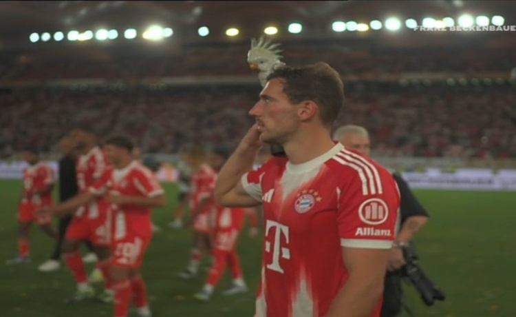 成传统了🤣格雷茨卡肩扛鹦鹉饰品,庆祝德超杯夺冠