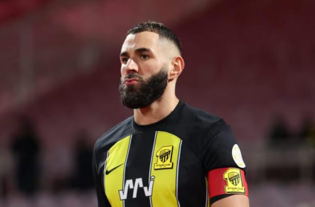 母队抛出橄榄枝 不快乐的本泽马会重返欧洲吗？